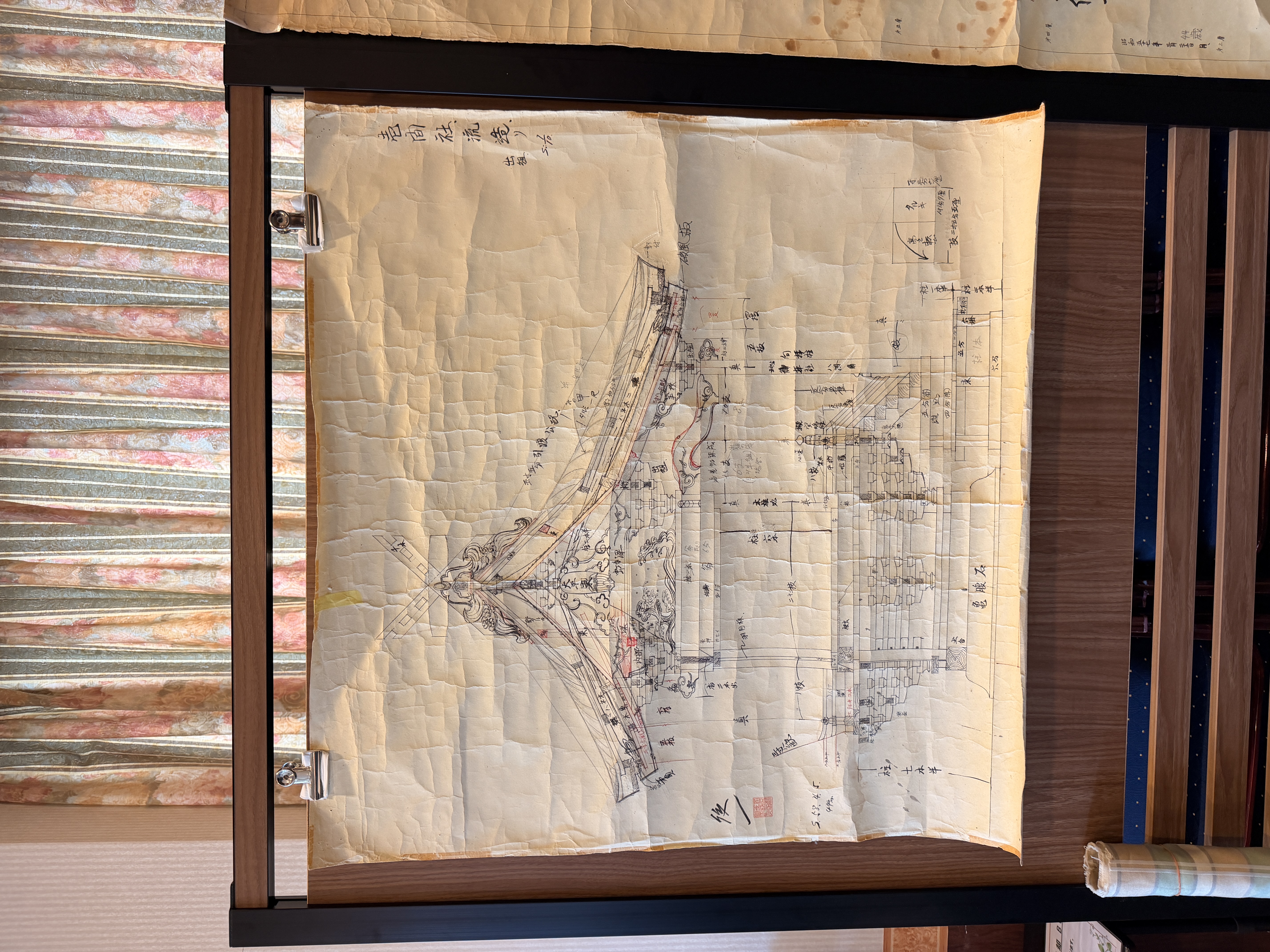 石村俊一による社殿の手描き図面。屋根や柱、装飾の細かな線と手書きの寸法
