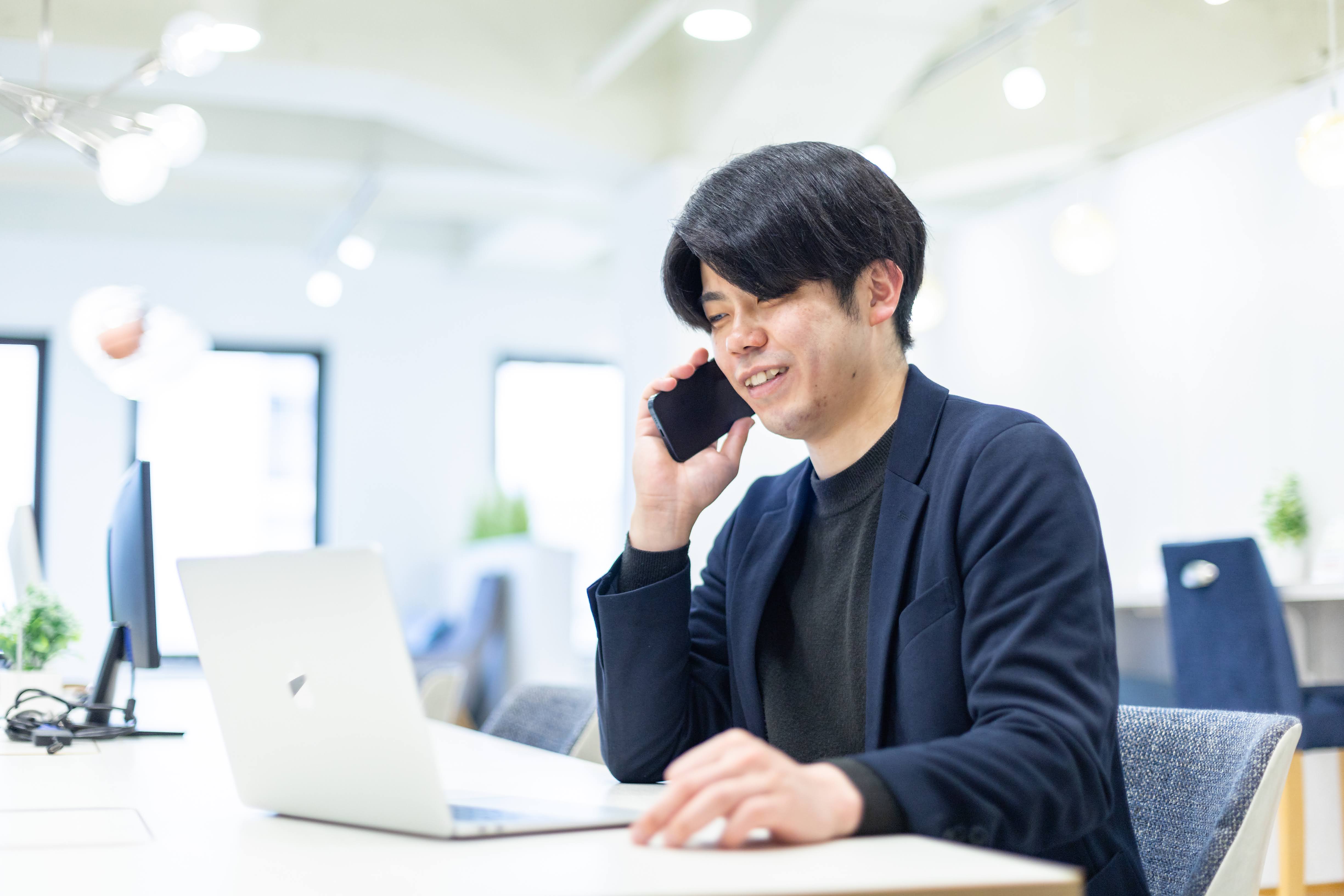 仕事に取り組むRUSH OFのメンバー
